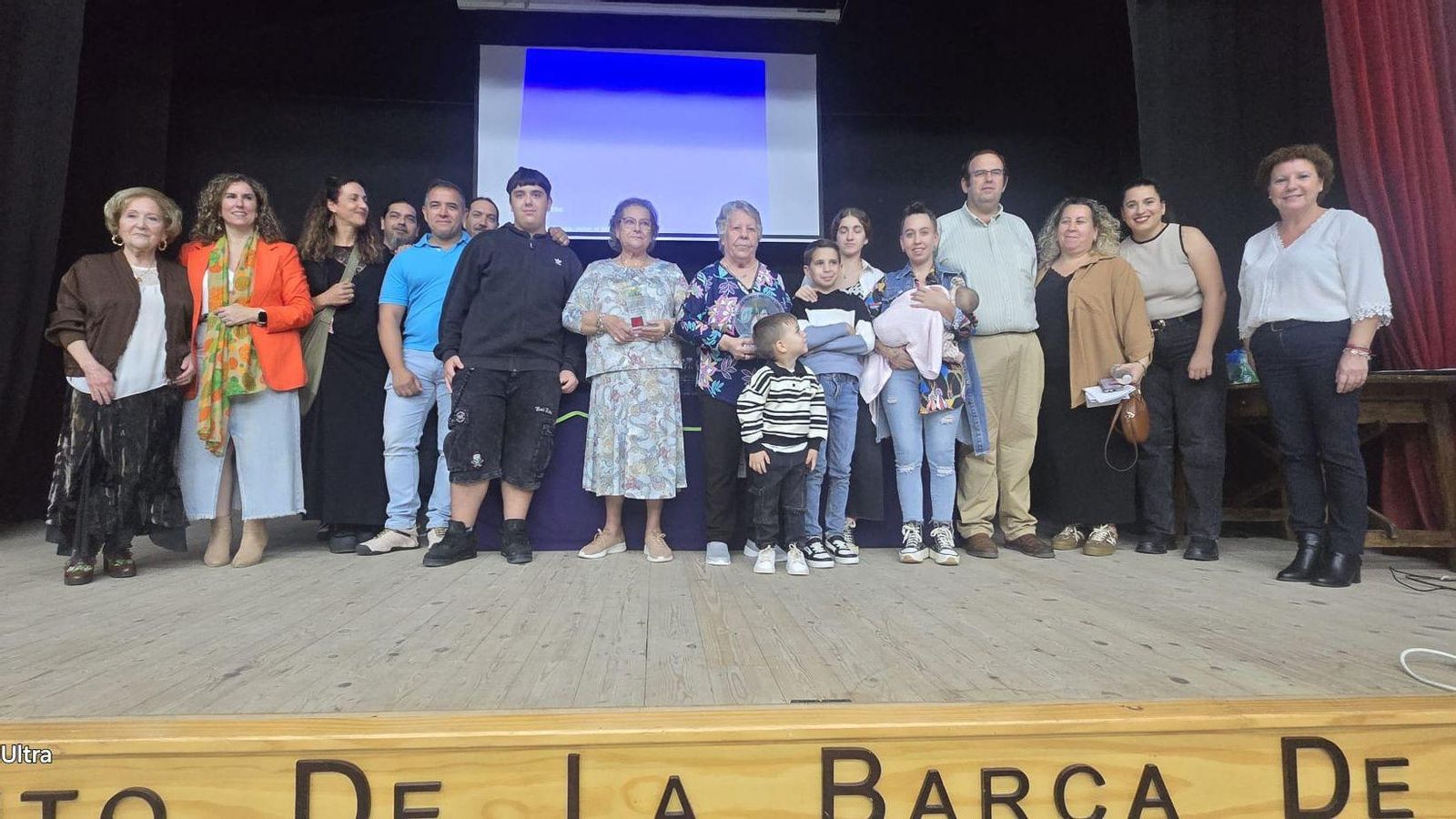 Juana Jiménez y Patrocinio Bermúdez, junto a familiares y representantes políticos y de Sol Rural. Juana Jiménez y Patrocinio Bermúdez, junto a familiares y representantes políticos y de Sol Rural.
