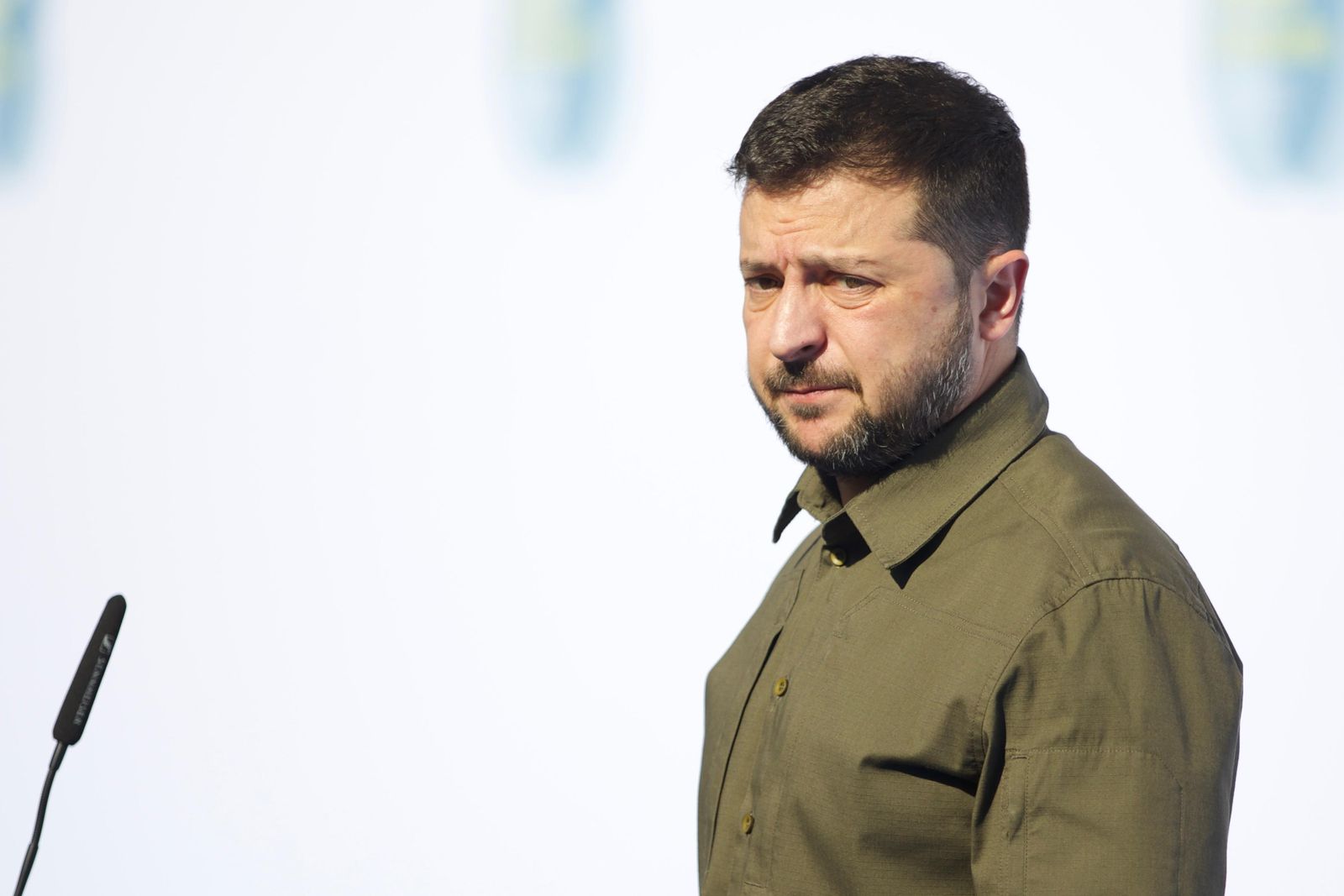 El presidente de Ucrania, Volodímir Zelensky, atiende a los medios a su llegada a Granada