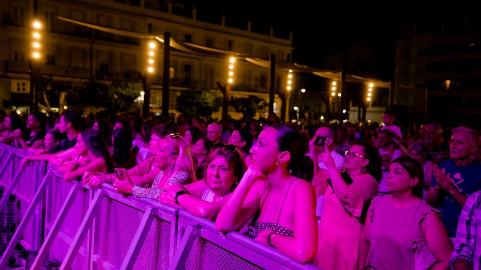 El público, durante la actuación de Lin Cortés en San Fernando.