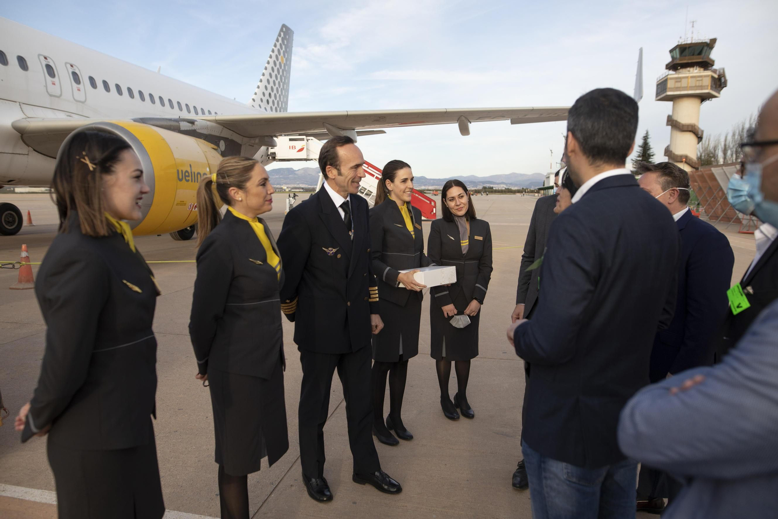 La llegada del primer vuelo de Londres a Granada, en imágenes