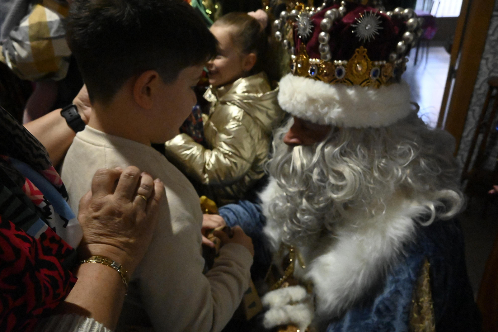 Visita de los Reyes Magos a los ancianos de los asilos de Huelva, en imágenes