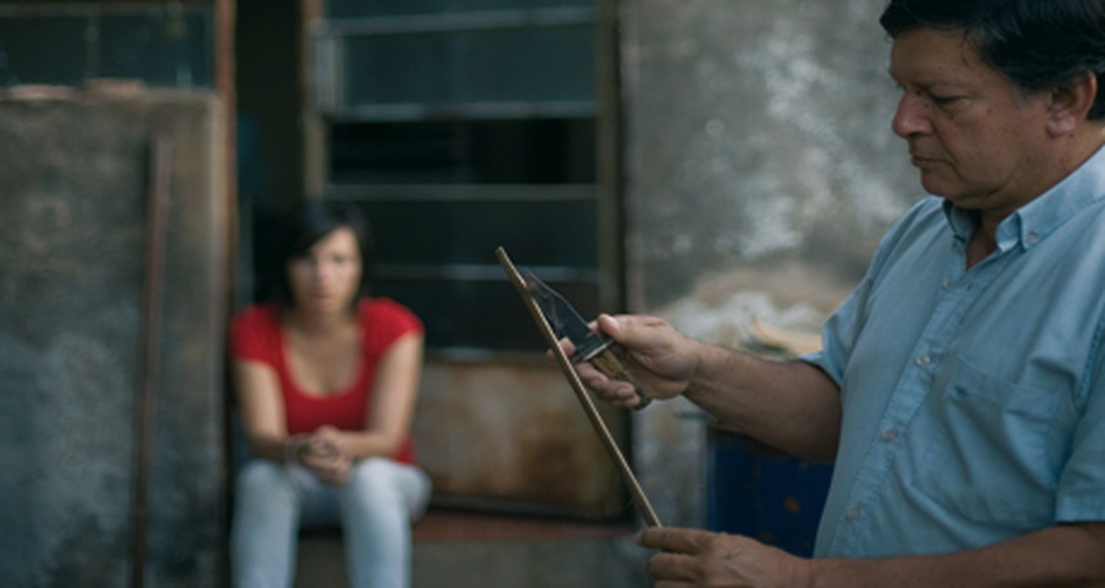 Cuchillo de palo

Con la imprescindible ayuda de su cámara, la joven Renate Costa (es éste su primer largometraje) indaga en la memoria de su familia (sobre todo, de su padre) sobre la biografía oculta de su tío, homosexual perseguido por su opción sexual durante la dictadura del paraguayo general Stroessner, en un retrato de realidades que tal vez no estén tan alejadas de nosotros como pudiera parecer.