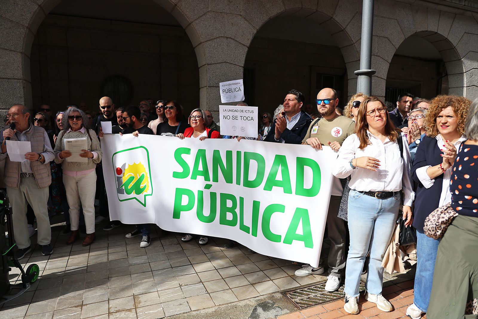 Imágenes de la concentración de la Marea Blanca de Huelva por la sanidad pública