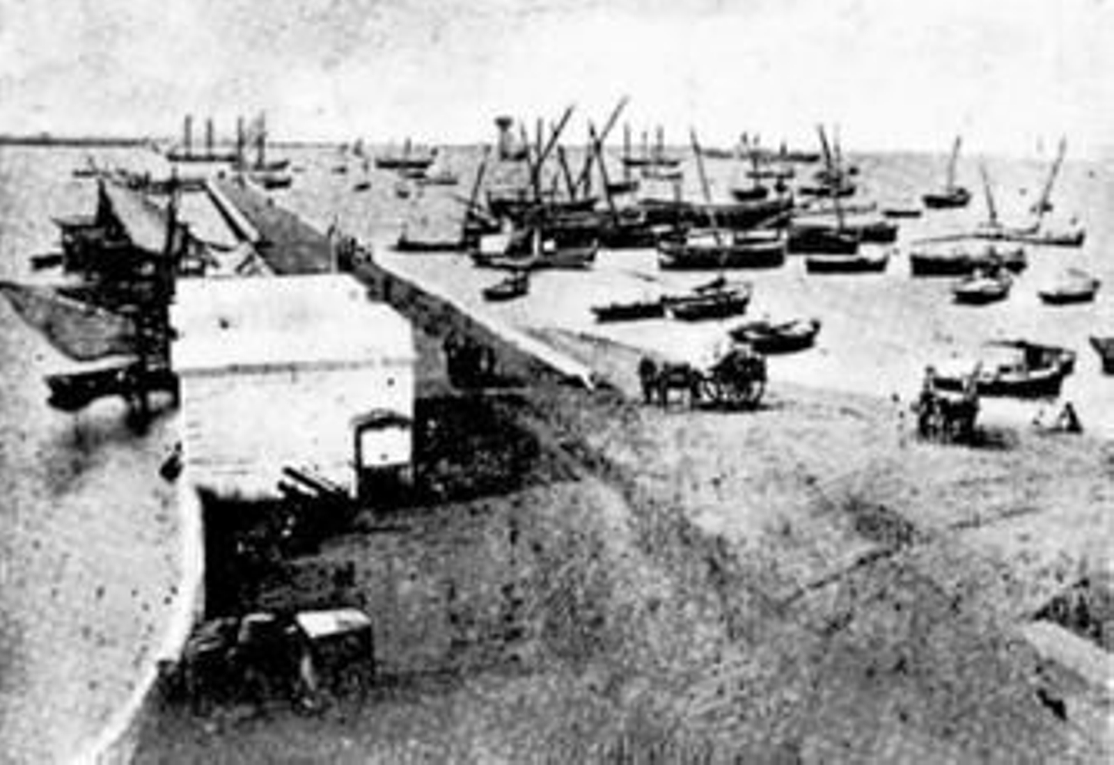 Vista del primitivo muelle de Huelva,  en 1860, en la zona que hoy está ocupada por la Plaza 12 de Octubre.