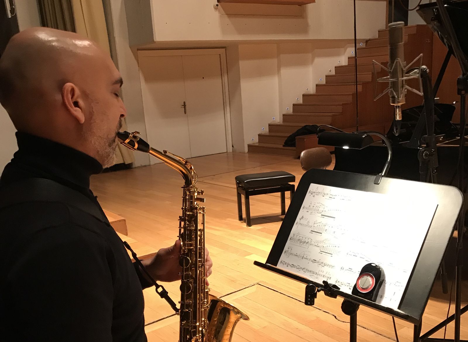 El saxofonista Mariano García durante la grabación del CD.
