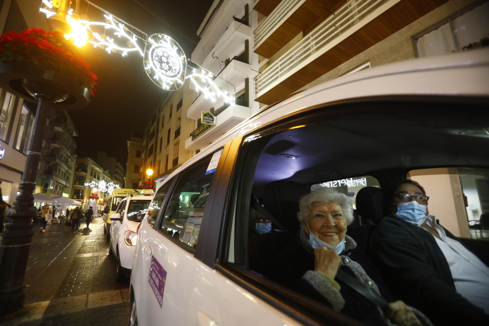 Las imágenes del Paseo de la Ilusión en taxi por Córdoba para mostrar las luces de Navidad a los mayores Las imágenes del Paseo de la Ilusión en taxi por Córdoba para mostrar las luces de Navidad a los mayores