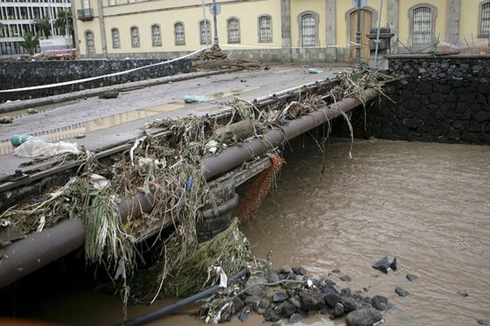 Uno de los puentes del barranco de Santos, desbordado por las intensas lluvias caídas en Tenerife.

Foto: Cristóbal García (Efe)