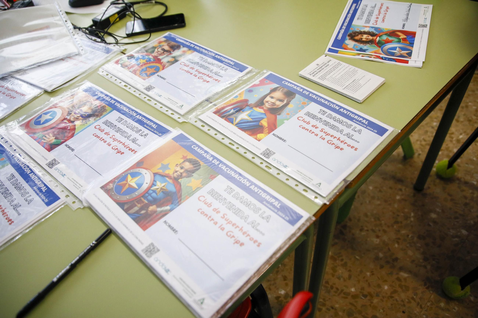 Las imágenes de la campaña de vacunación antigripal a los niños en el CEIP Adela Díaz de Almería