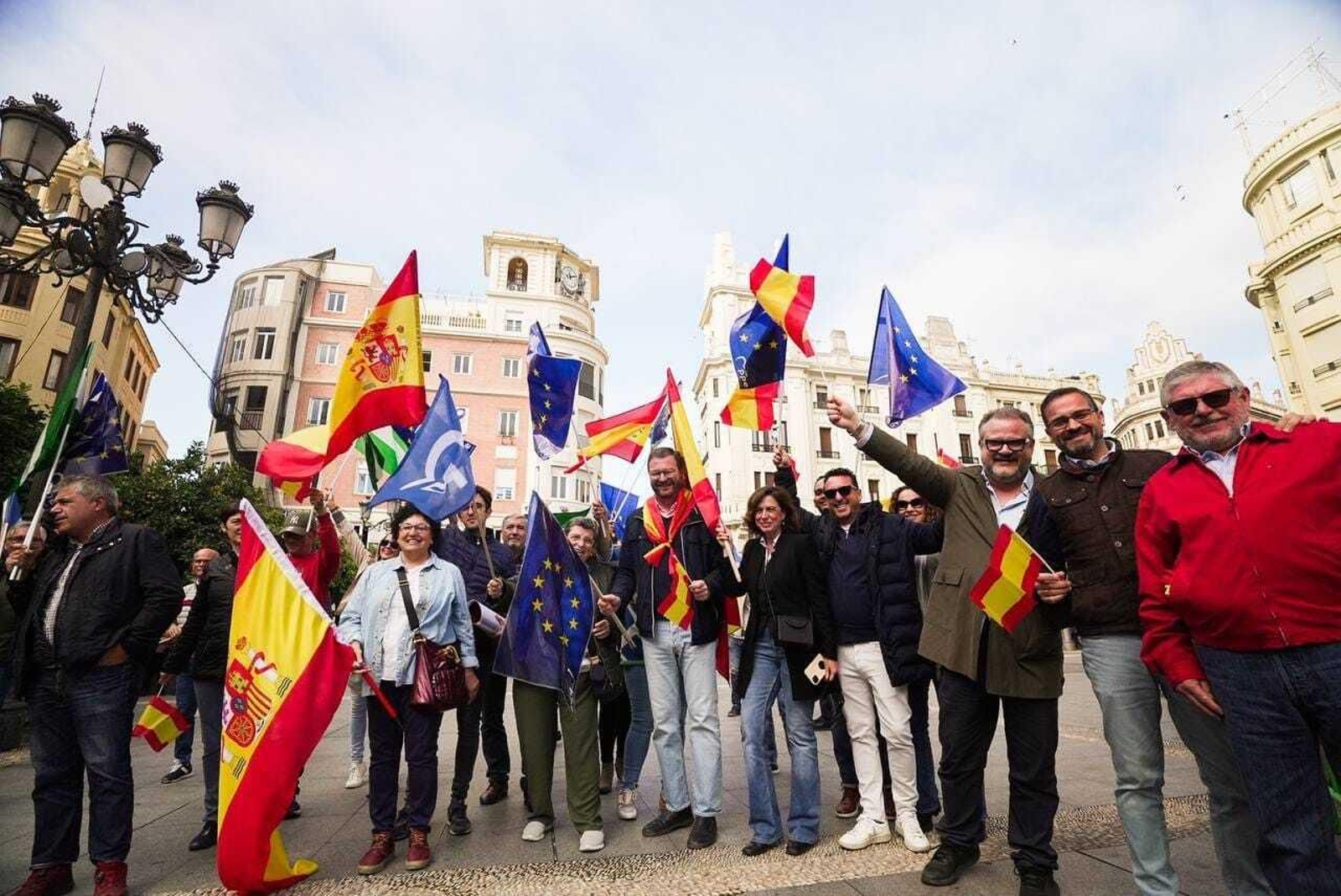 Las imágenes de la protesta multitudinaria del PP contra la amnistía en Córdoba