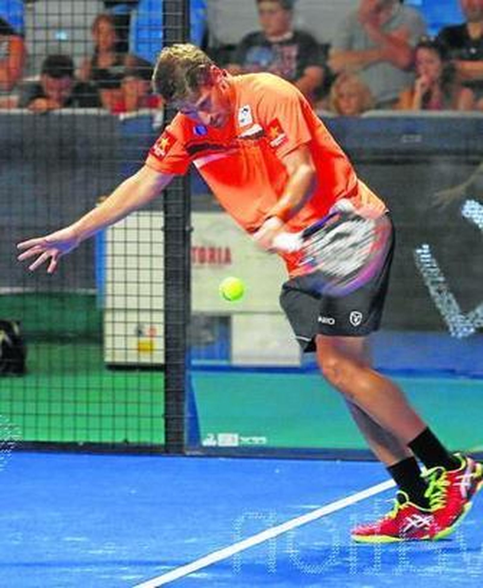 Álex Ruiz golpea una bola.