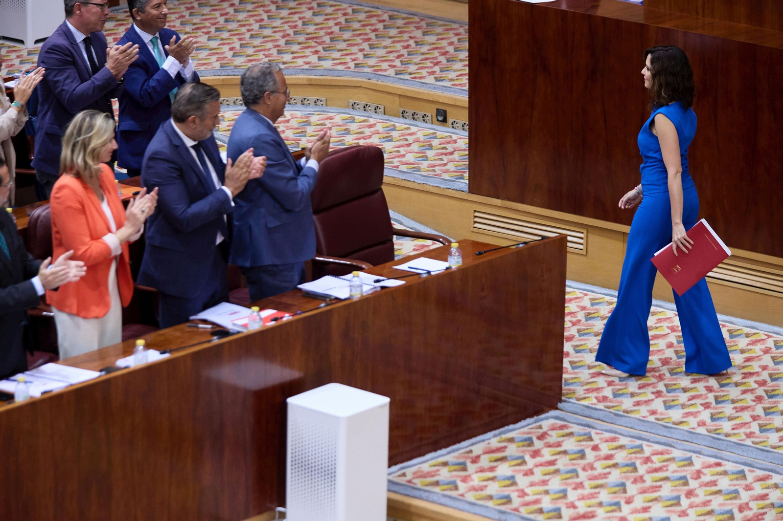 La presidenta de la Comunidad de Madrid, Isabel Díaz Ayuso, es aplaudida por sus diputados tras una intervención en la Asamblea de Madrid. La presidenta de la Comunidad de Madrid, Isabel Díaz Ayuso, es aplaudida por sus diputados tras una intervención en la Asamblea de Madrid.