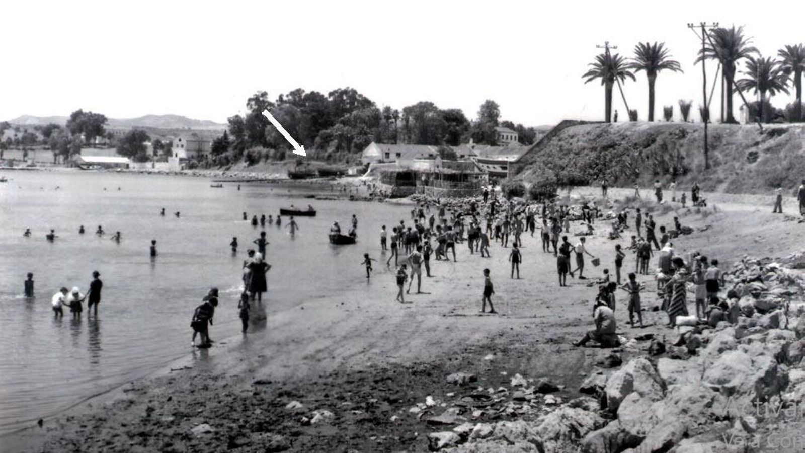 La playa del Chorruelo en 1957. Señalado con un flecha, el varadero que pertenecía a José María Cervera Abreu.