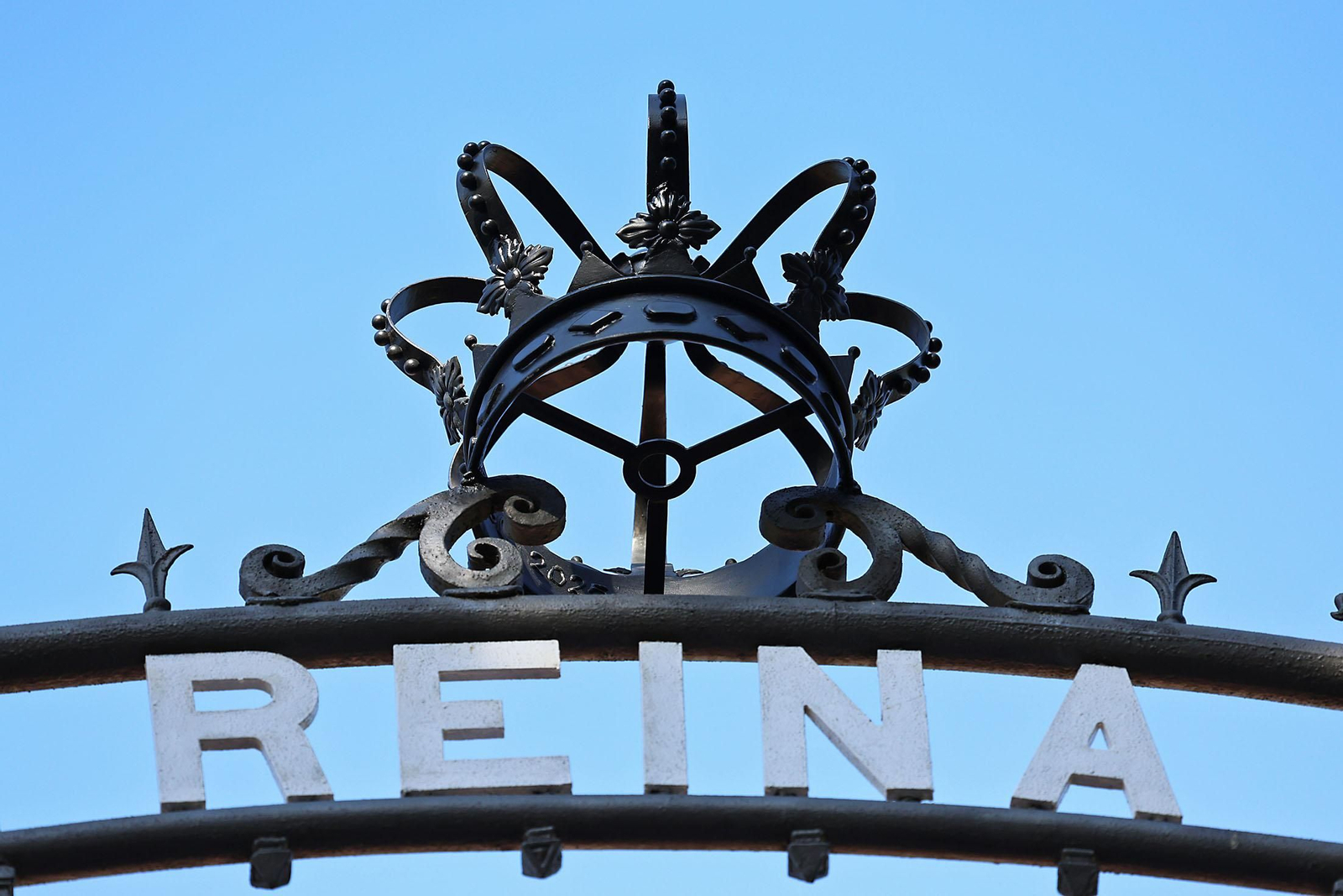 Imágenes de la colocación de la Corona Real del Barrio Reina Victoria