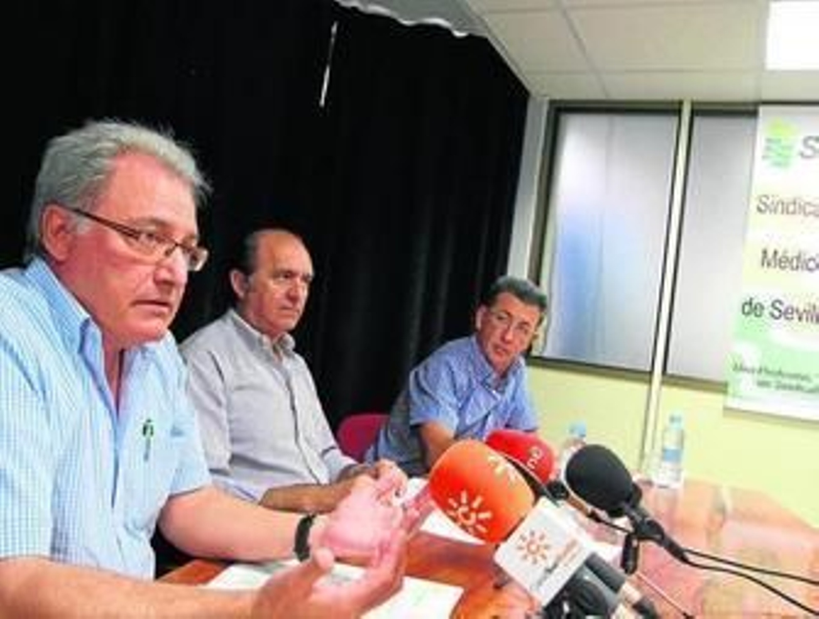 Antonio Bizcocho, Antonio Gutiérrez y Rafael Carrasco, del Sindicato Médico de Sevilla, ayer.