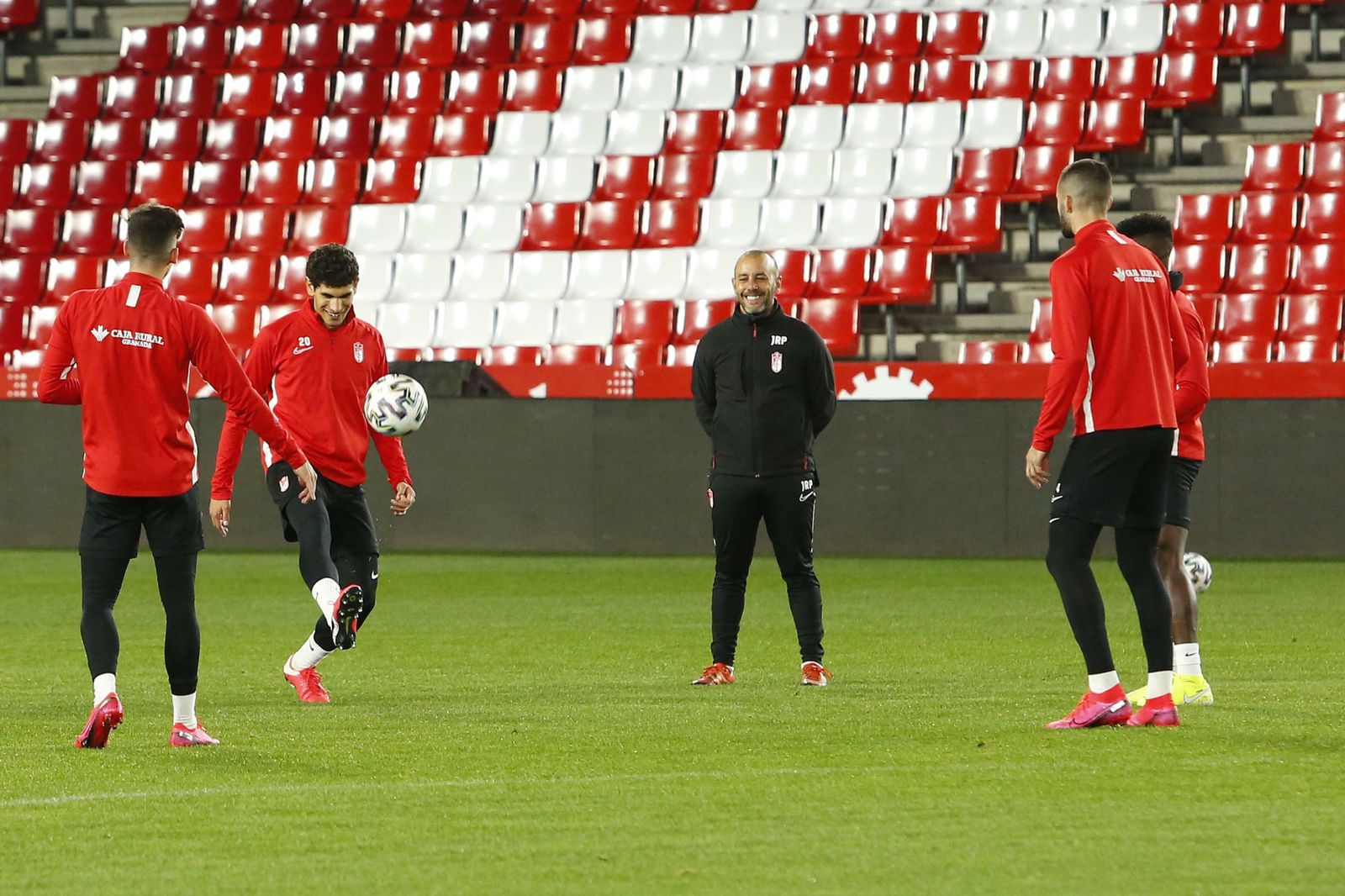 Fotos: la afición 'bendice' al Granada CF en Los Cármenes antes del partido de Copa