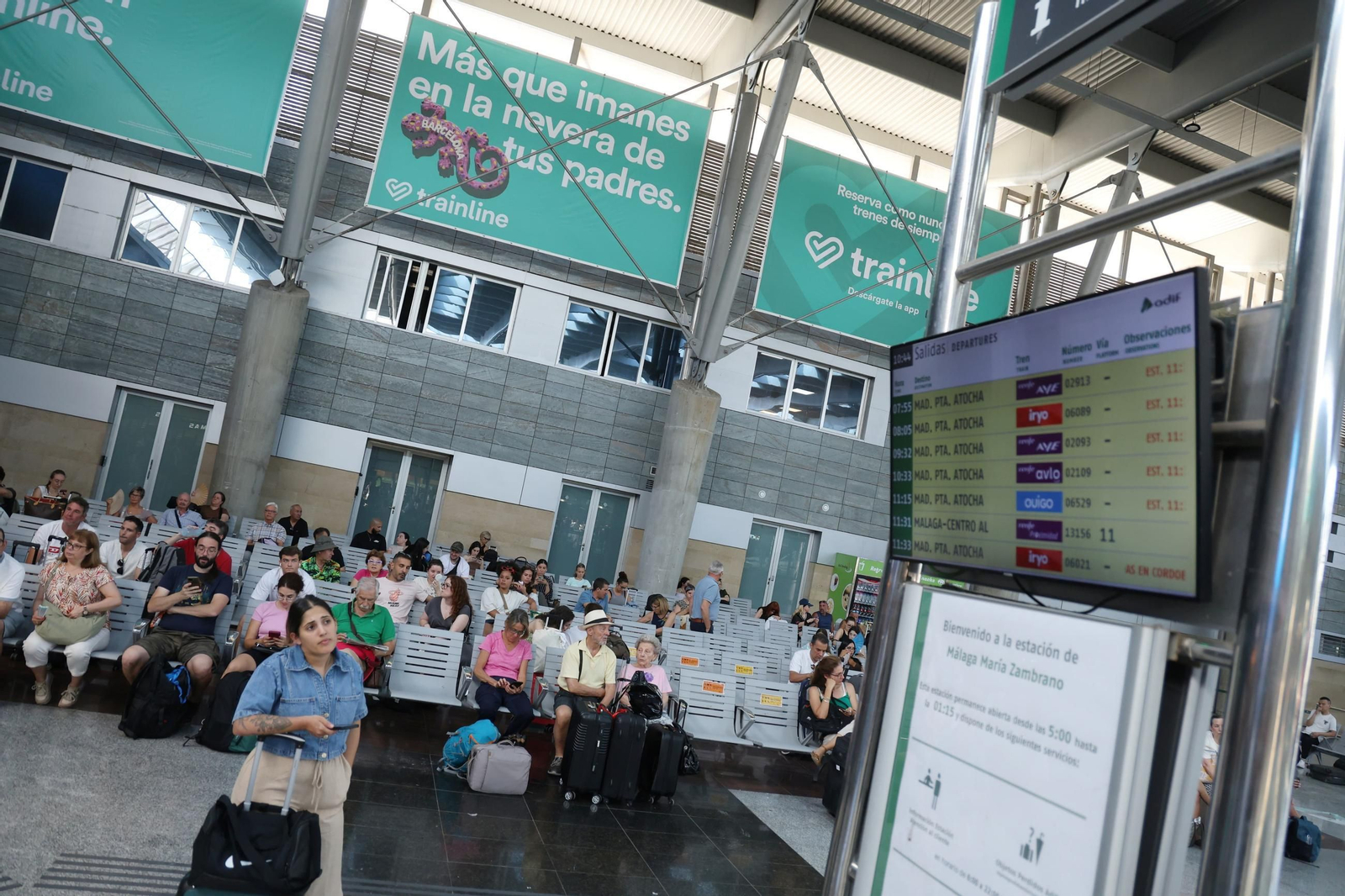 Así se ha vivido en María Zambrano los retrasos en los tren entre Málaga y Madrid, en imágenes