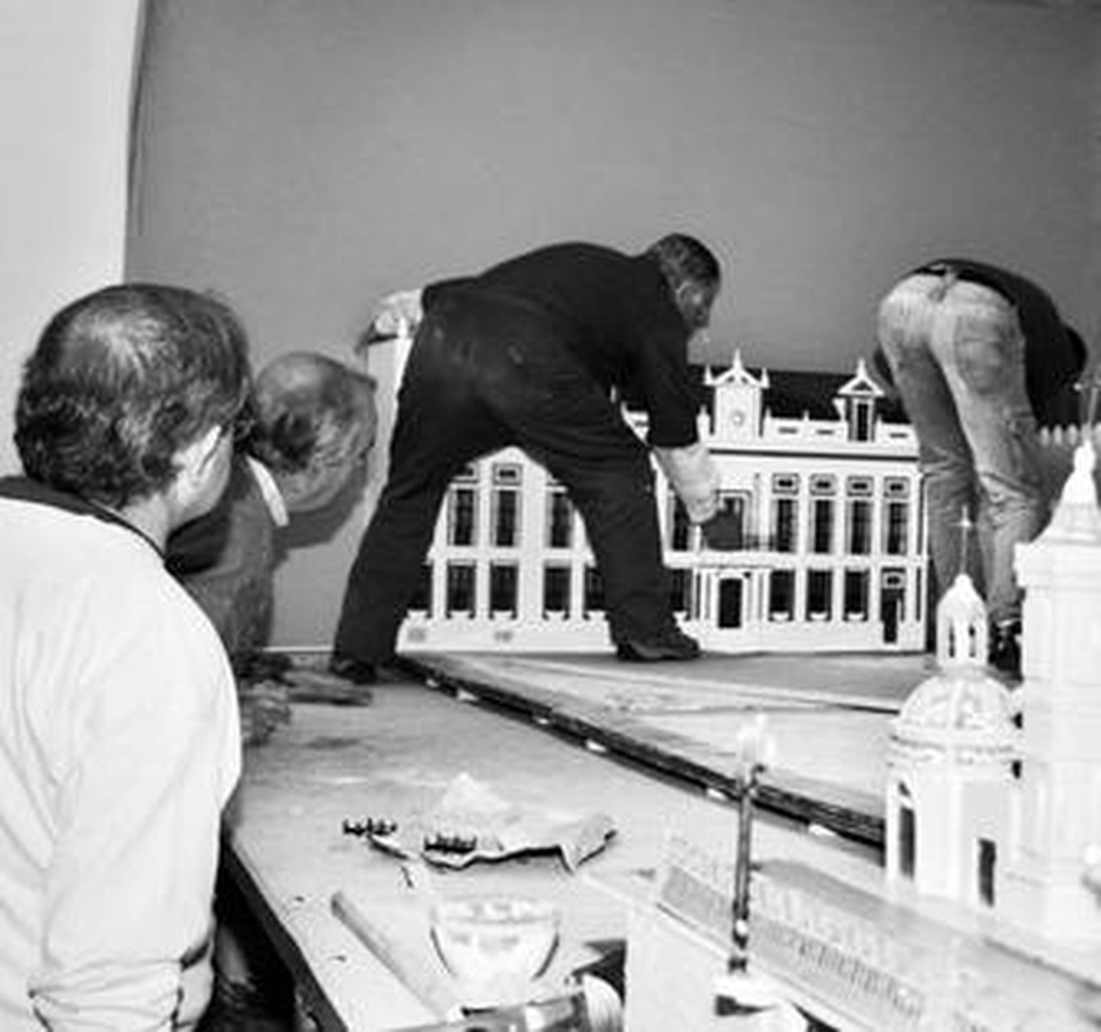 Familiares y pacientes trasplantados construyendo el Belén Solidario 2008 para la divulgación de la donación.