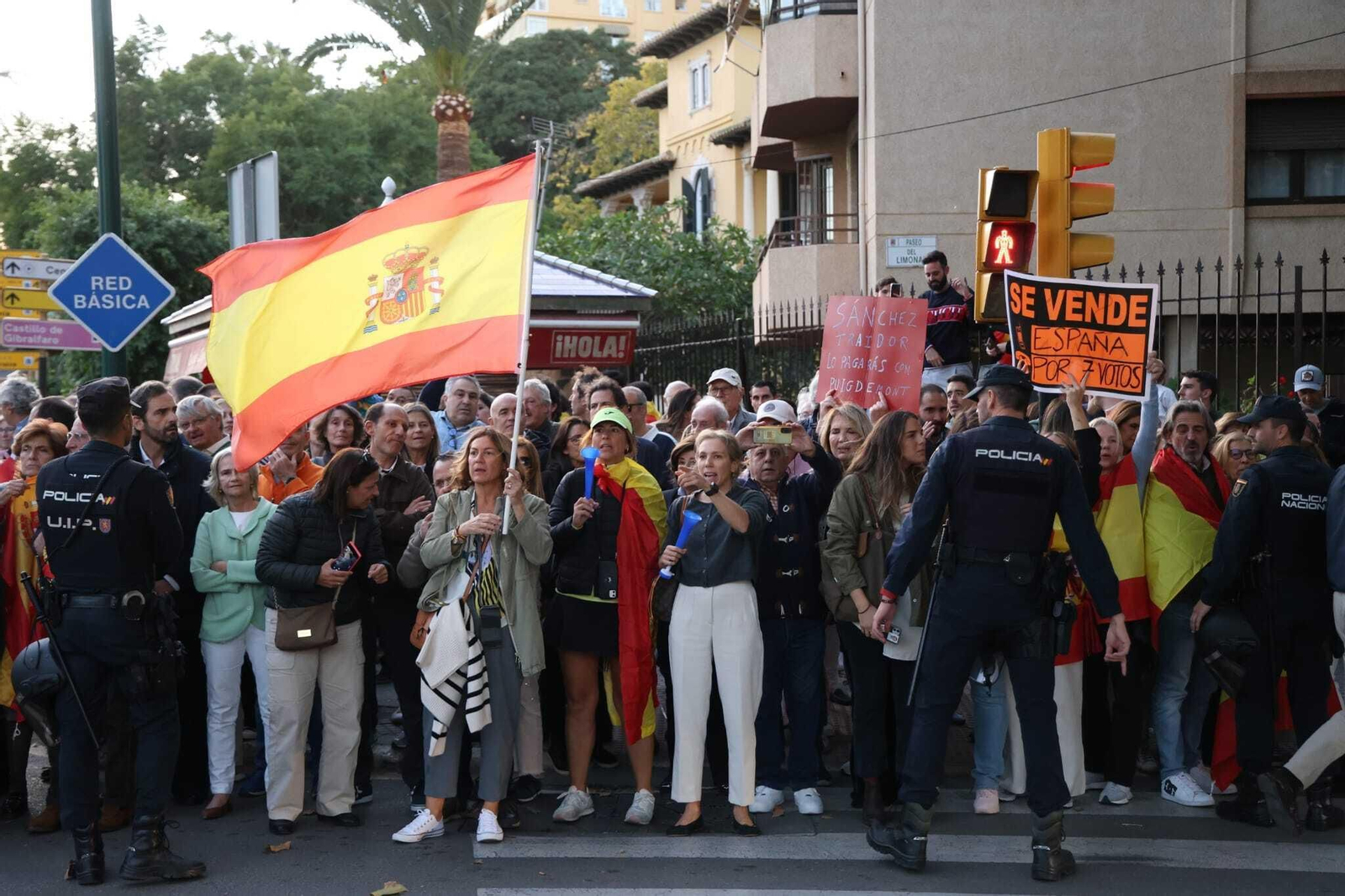Las fotos de la protesta en Málaga contra Pedro Sánchez y la amnistía Las fotos de la protesta en Málaga contra Pedro Sánchez y la amnistía