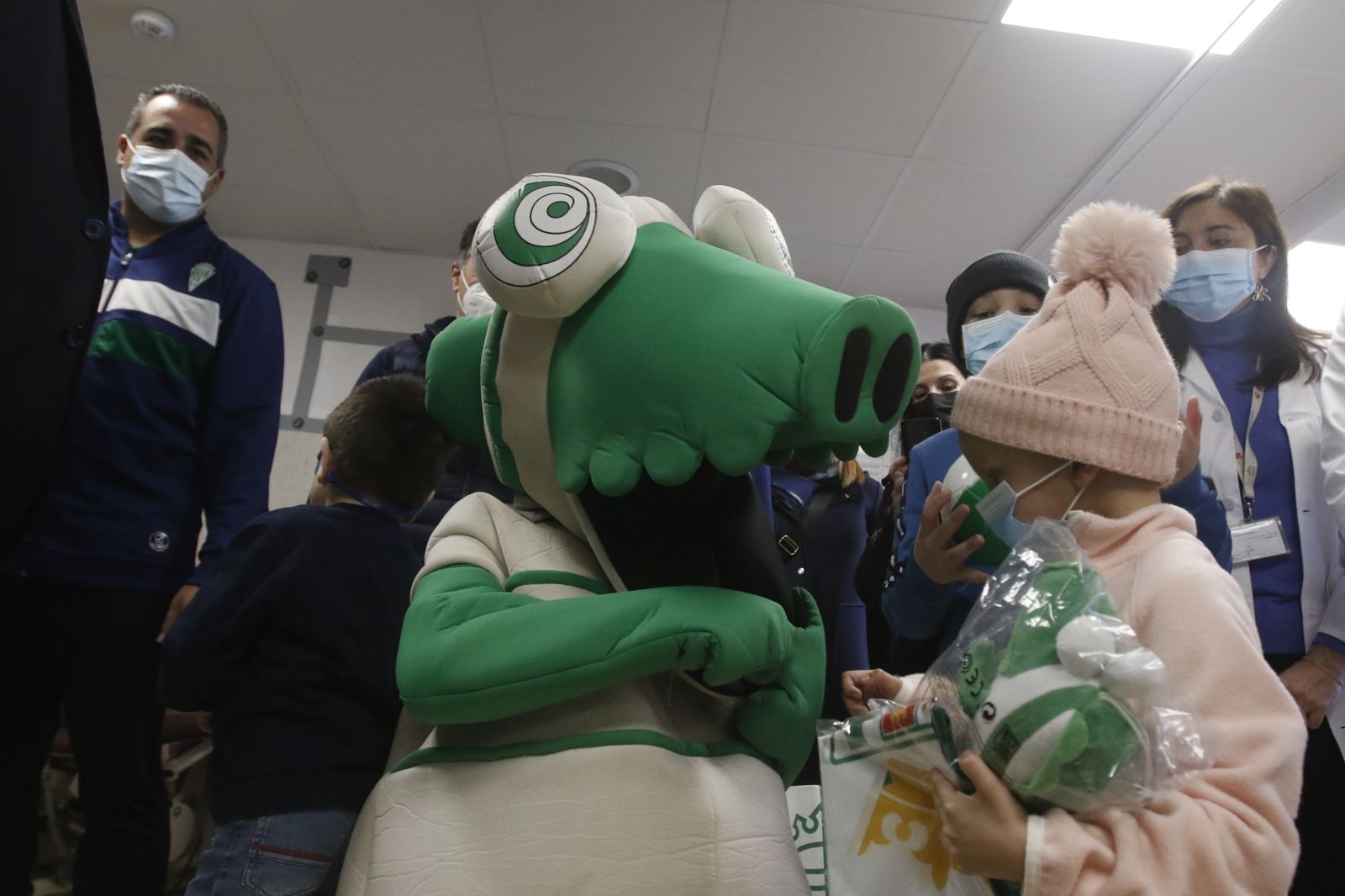 La visita del Córdoba CF al Hospital Reina Sofía, en imágenes