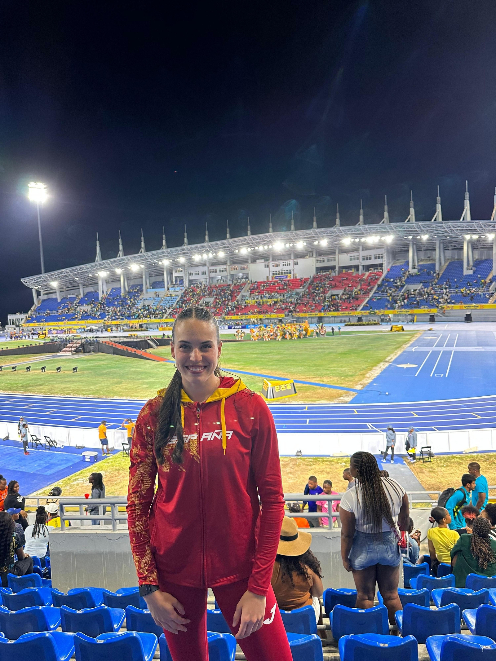 Carmen Avilés posa en las gradas del estadio de Bahamas.