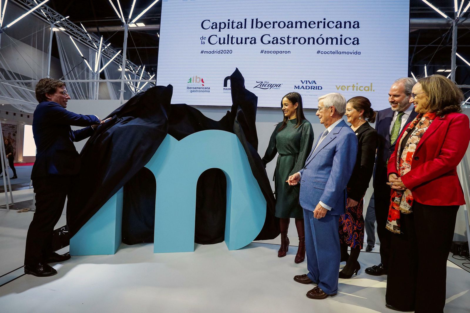 Autoridades destapando en el acto del viernes el emblema de 'Madrid 2020'.