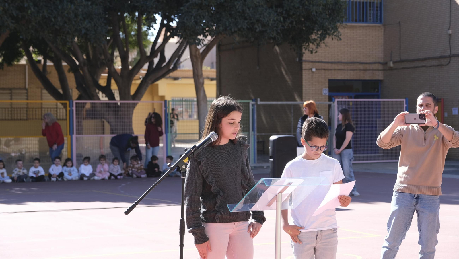 Día Internacional Contra el Cáncer Infantil en el CEIP 28 de Febrero, en imágenes