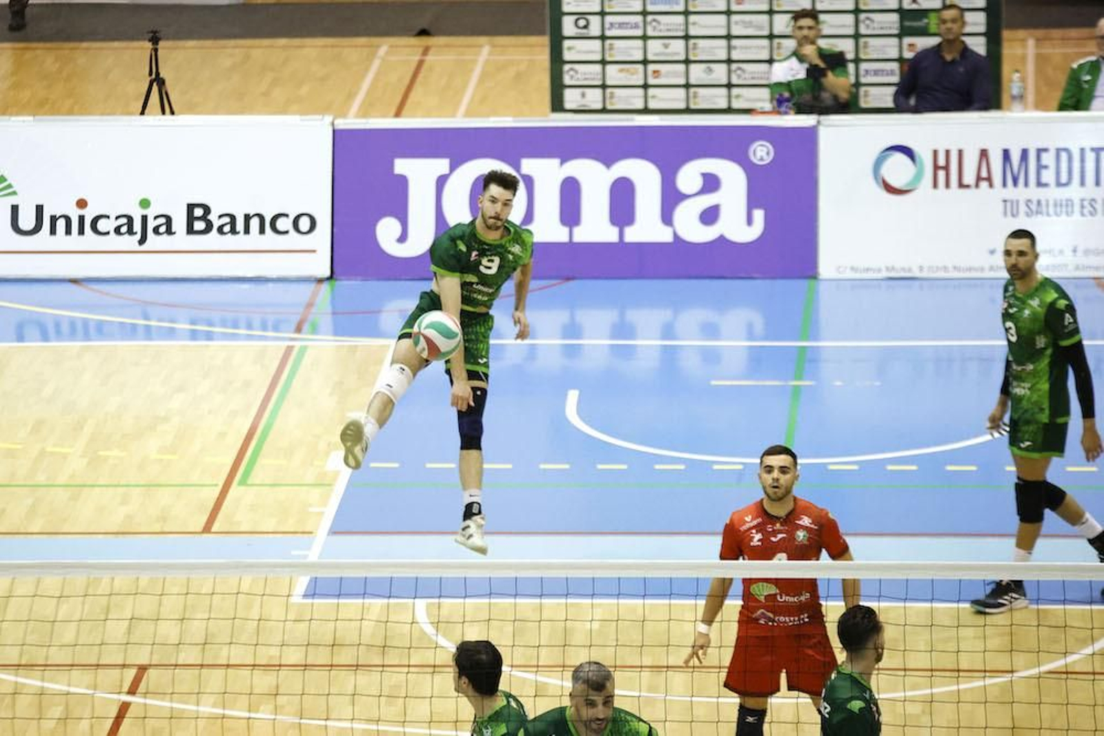 El canadiense Matt Neaves realiza un saque durante un partido del conjunto ahorrador.