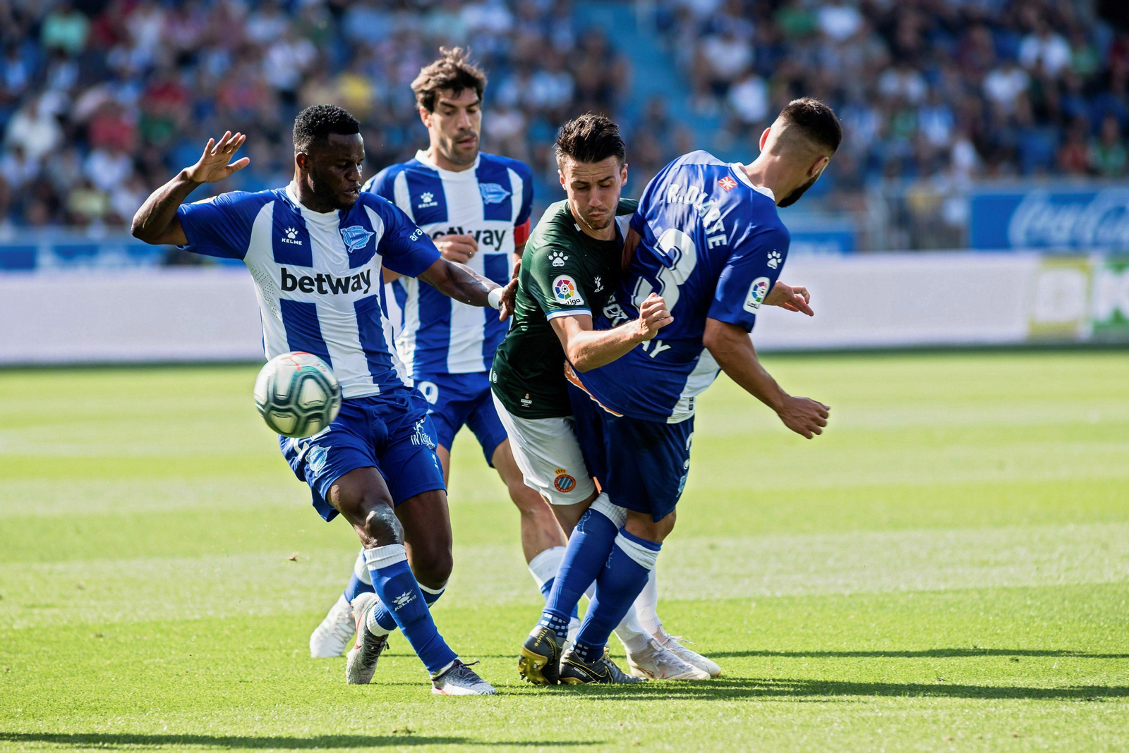 Corchia trata de avanzar entre Wakaso y Rubén Duarte en el Alavés-Espanyol.