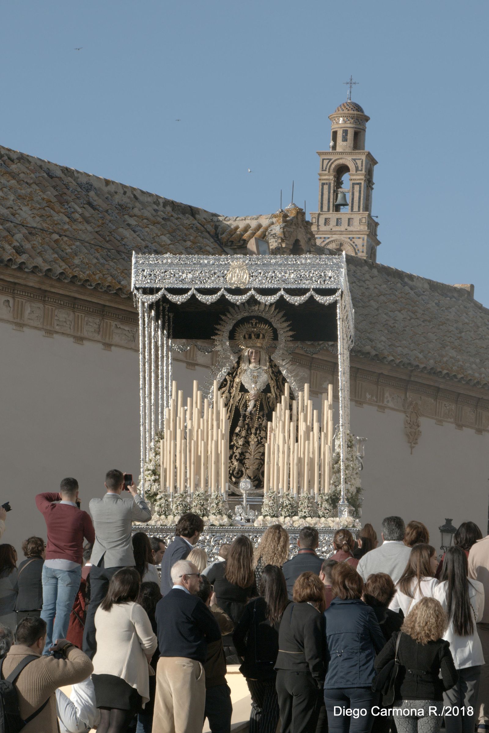 La Soledad de Marchena, con ráfaga y bajo palio metálico en la tarde del Sábado Santo.
