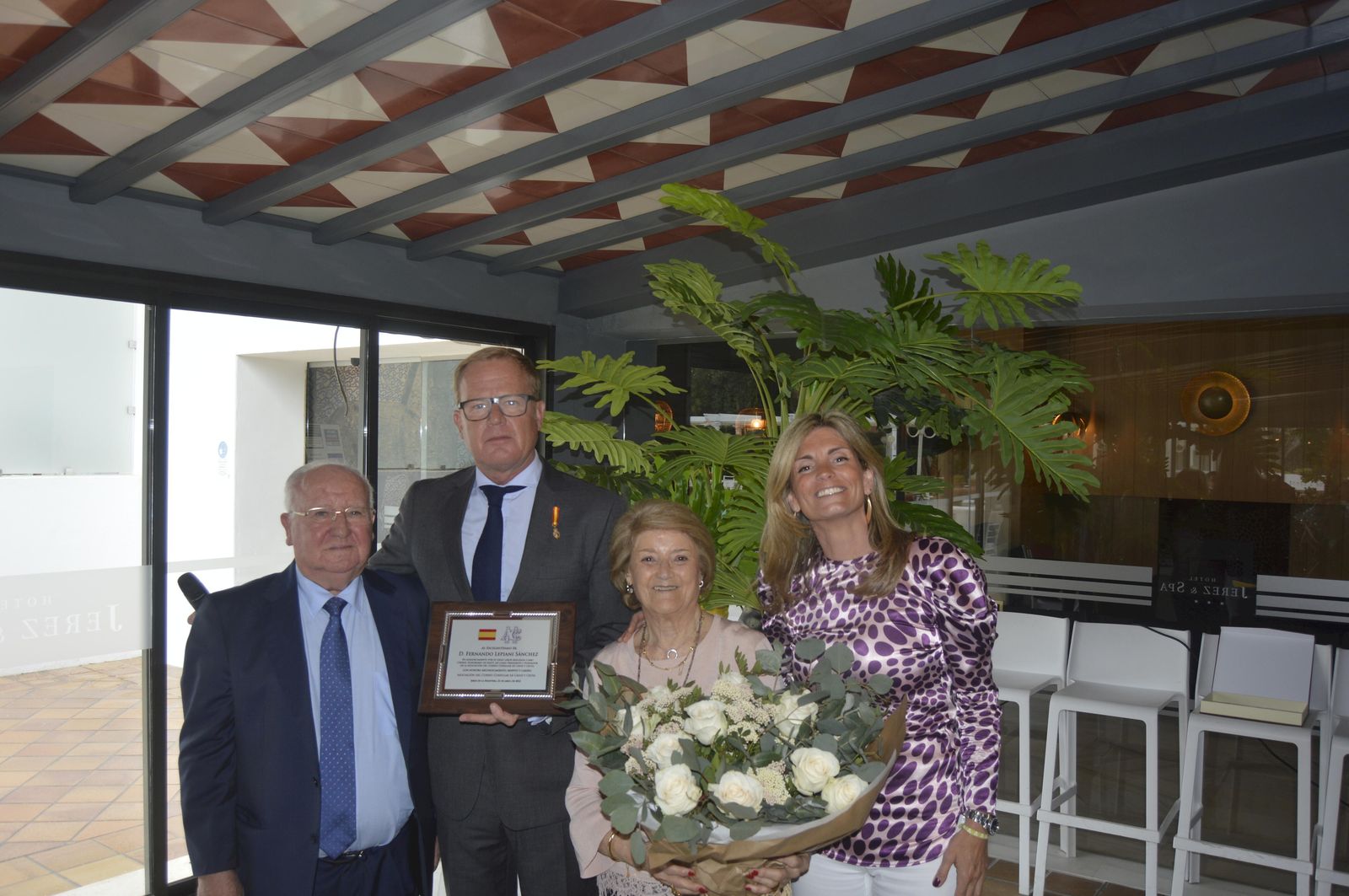 Fernando Lepiani, durante la entrega de la placa, con Stefaan de Clerck, Aurora Velázquez y Cristina Santos.