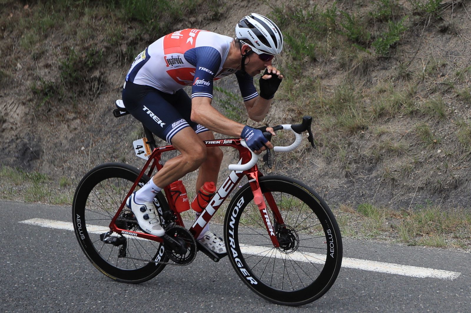 Mollema rodando en solitario camino de la victoria en Quillan.