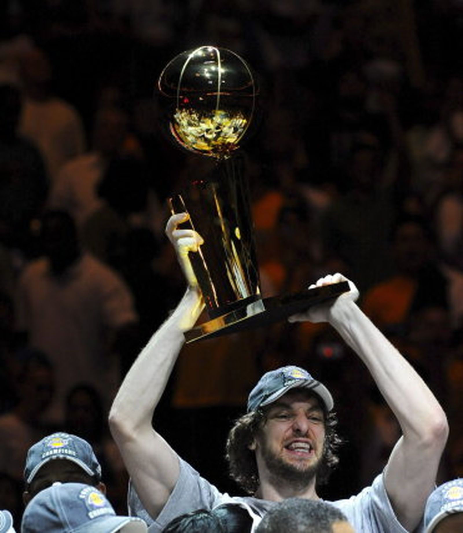 Gasol, una de las claves de la final, levanta su primera copa de campeón de la liga de baloncesto más importante del mundo.