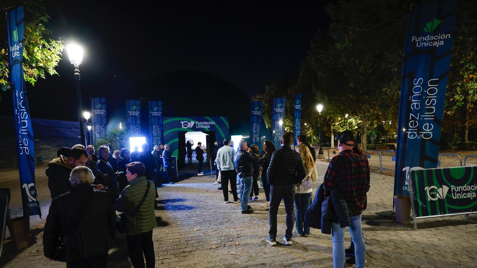 Cola para asistir a la charla de Santiago Segura en el Espacio Fundación Unicaja en Granada