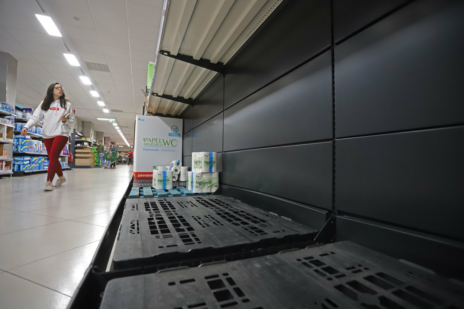 La sección de papel higiénico de un supermercado, casi vacía