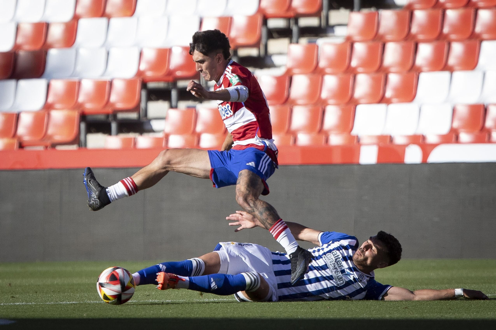 Rubén Serrano va al suelo en un lance con un rival.