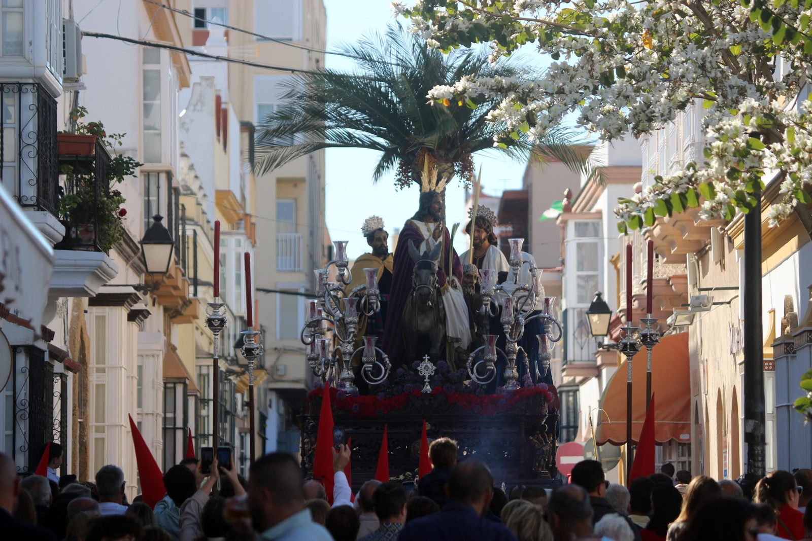 La Hermandad de la Borriquita de Puerto Real por calle De la Plaza