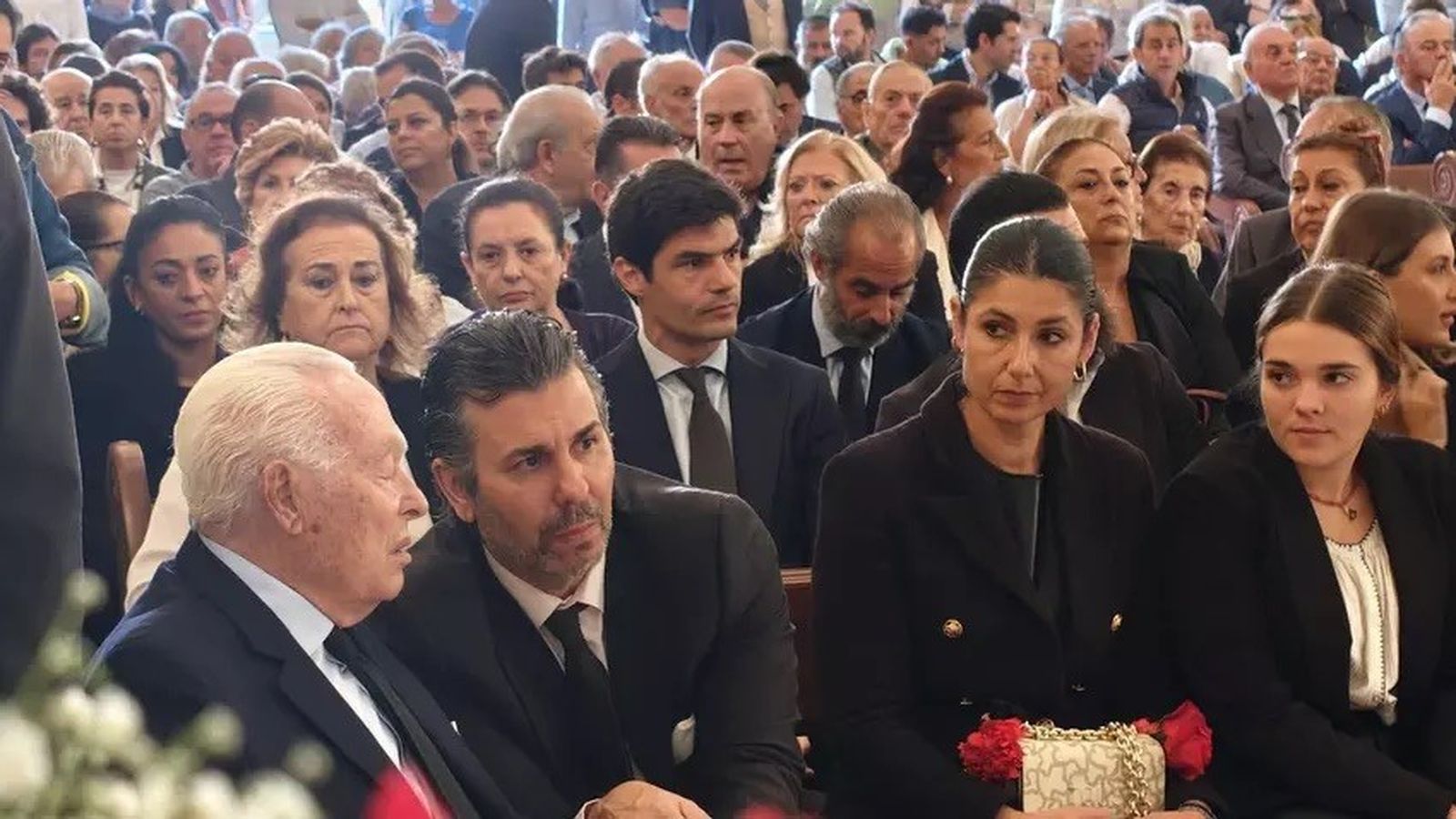 Un instante del funeral de Rafael de Paula en la iglesia de Santiago.