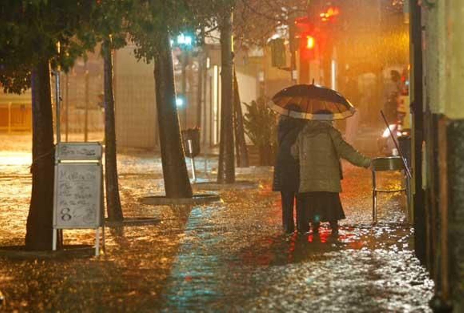 Una tormenta inunda el casco histórico. La parte más afectada fue la Plaza de San Juan de Dios y Canalejas

Foto: Julio Gonzalez/Lourdes de Vicende/Joaquin Pino/Jose Braza