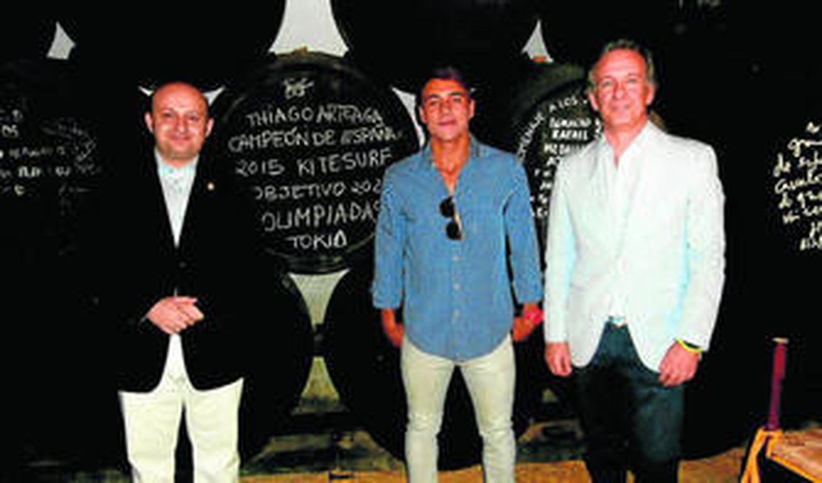 Santiago Artega, flanqueado por José Manuel Anelo (d), gerente de Bodegas Domecq, y Marco A. Velo (i), coordinador de Cultusema.