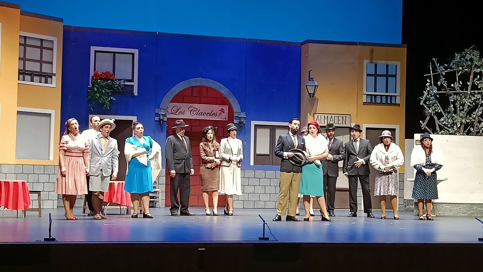 Esecena final de 'Los Claveles'.