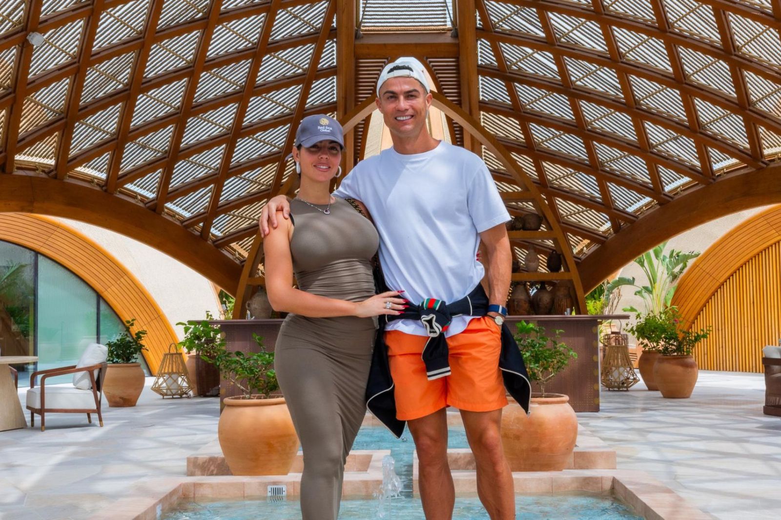 Cristiano Ronaldo y Georgina Rodríguez han adquirido dos lujosas villas en el Mar Rojo, valoradas cada una de ellas en un precio que ronda los 5 millones de euros.