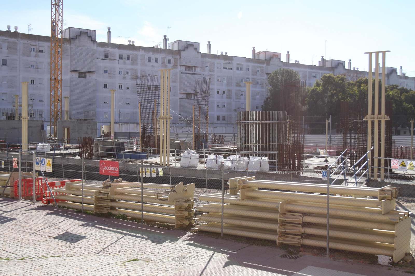 Imagen de los materiales que serán emplazados en los próximos días en el solar donde se levantará el edificio.