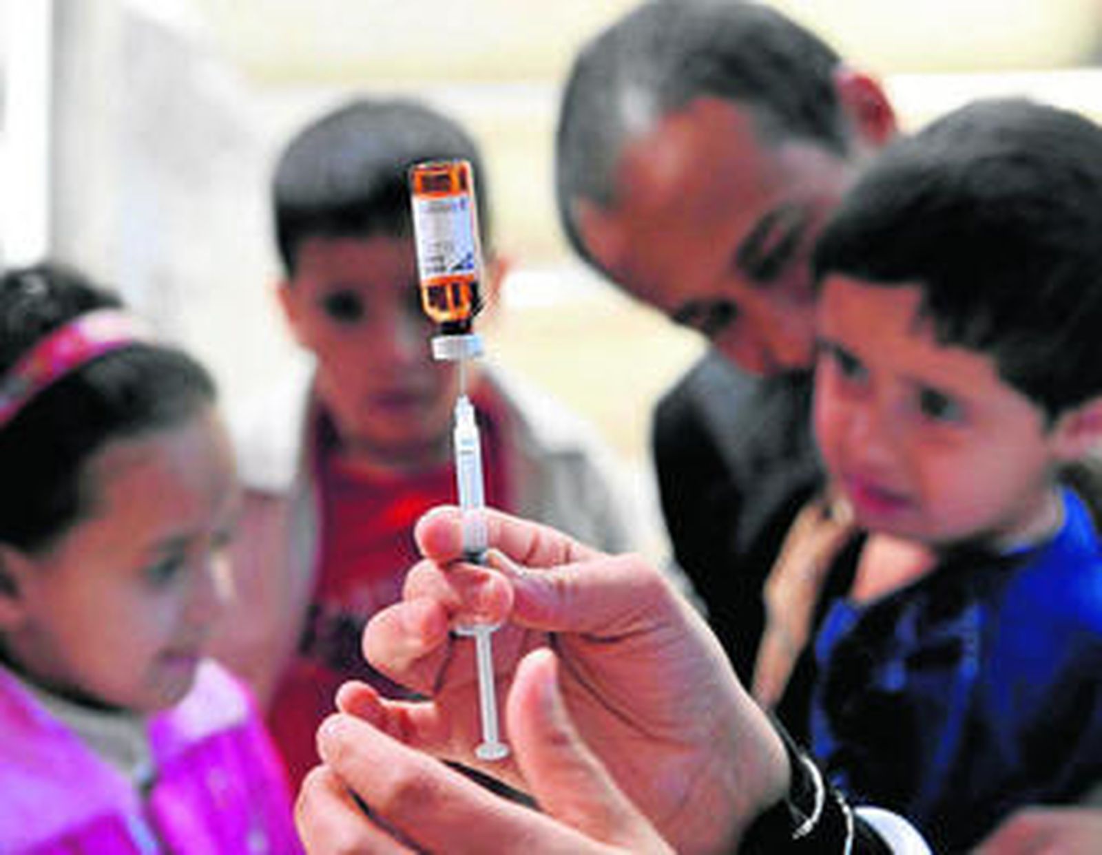 Una enfermera prepara una dosis de vacuna contra el sarampión en un centro de salud de Sana, Yemen.