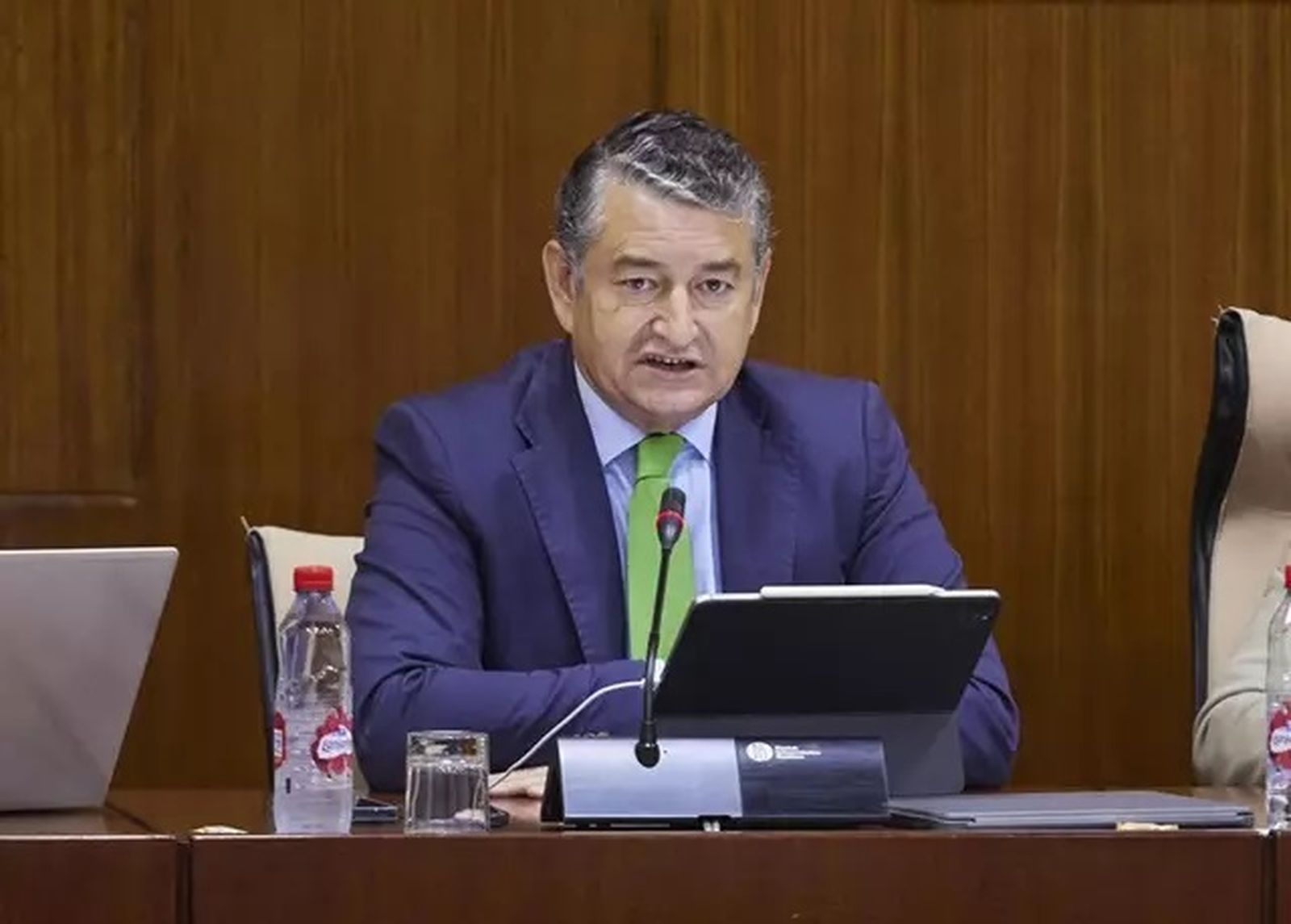 El consejero de la Presidencia, Interior, Diálogo Social y Simplificación Administrativa, Antonio Sanz, comparece en comisión parlamentaria.