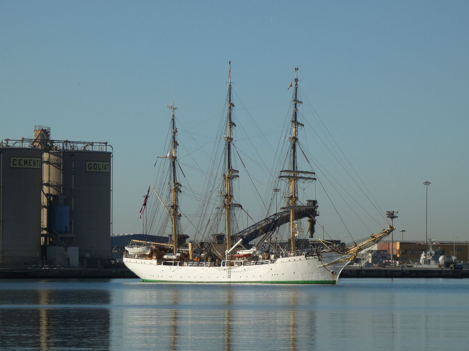 Buque escuela 'Danmark' entrando en el puerto de Málaga.