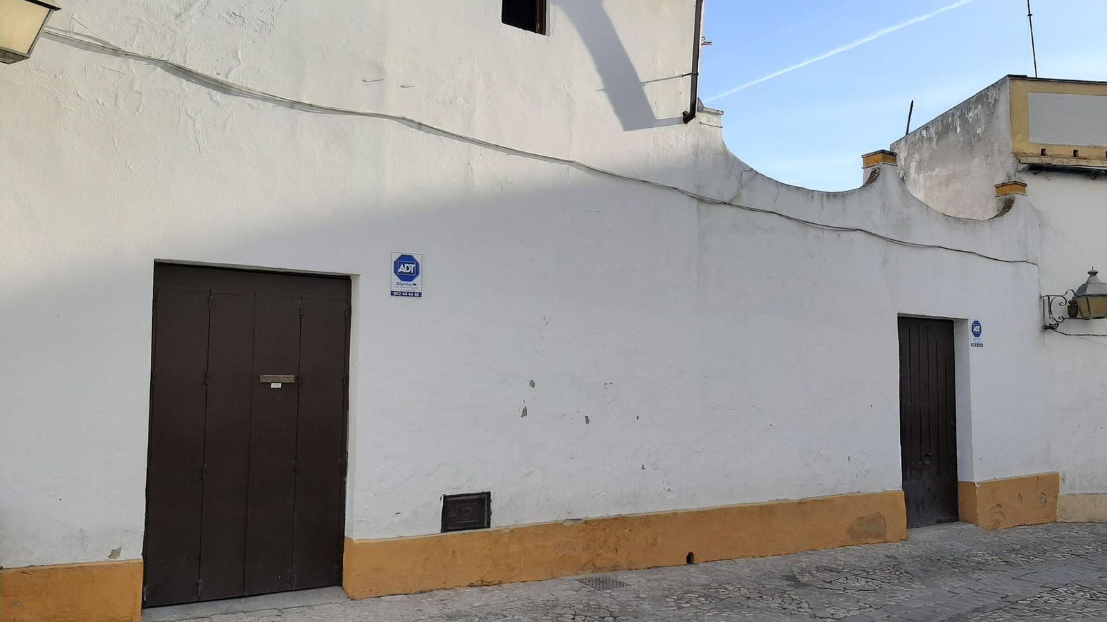 Fachada de la fueron las bodegas de la familia en calle Cabezas. Fachada de la fueron las bodegas de la familia en calle Cabezas.