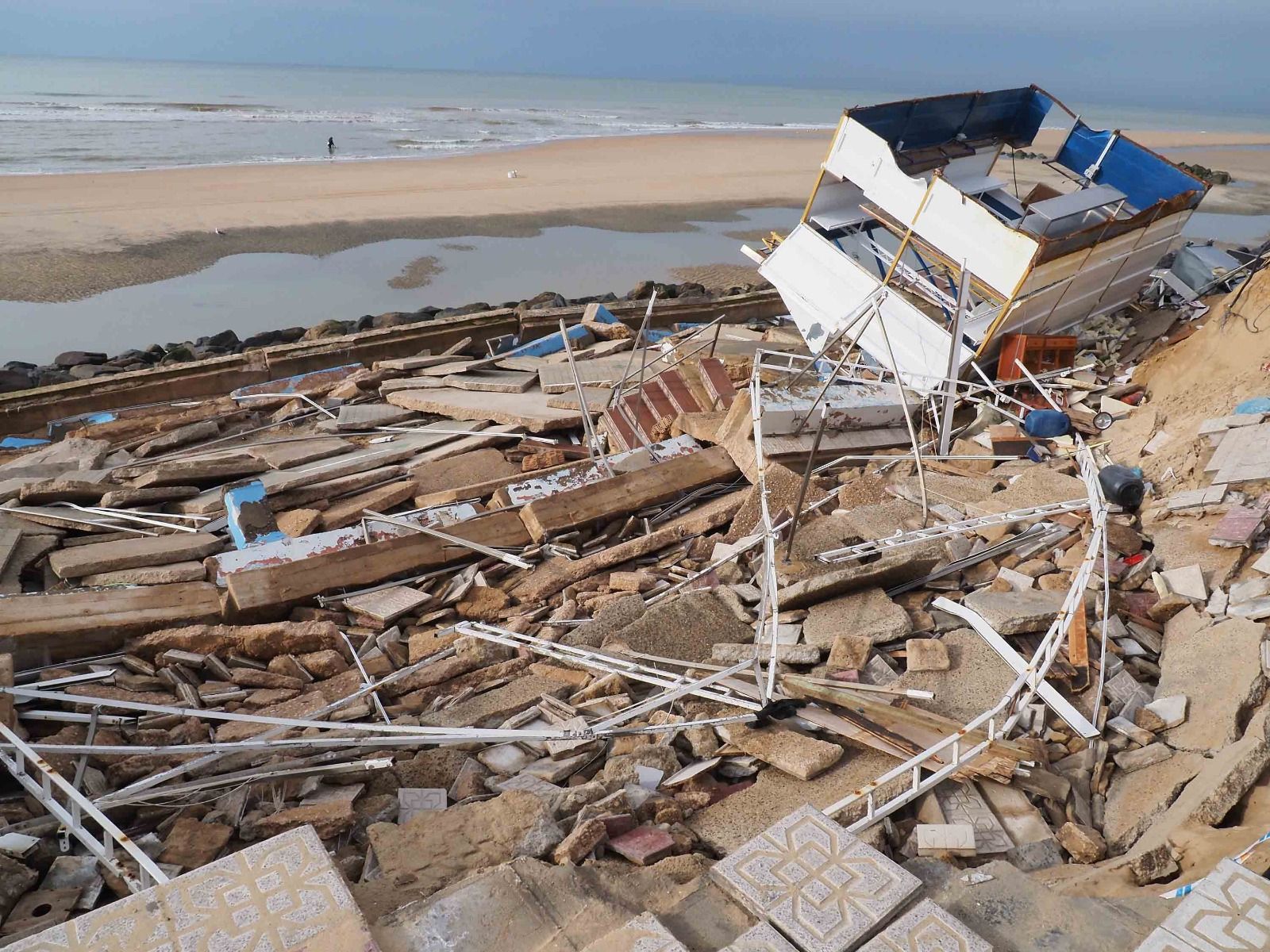 Las fotos de los destrozos del temporal en el paseo marítimo de Matalascañas