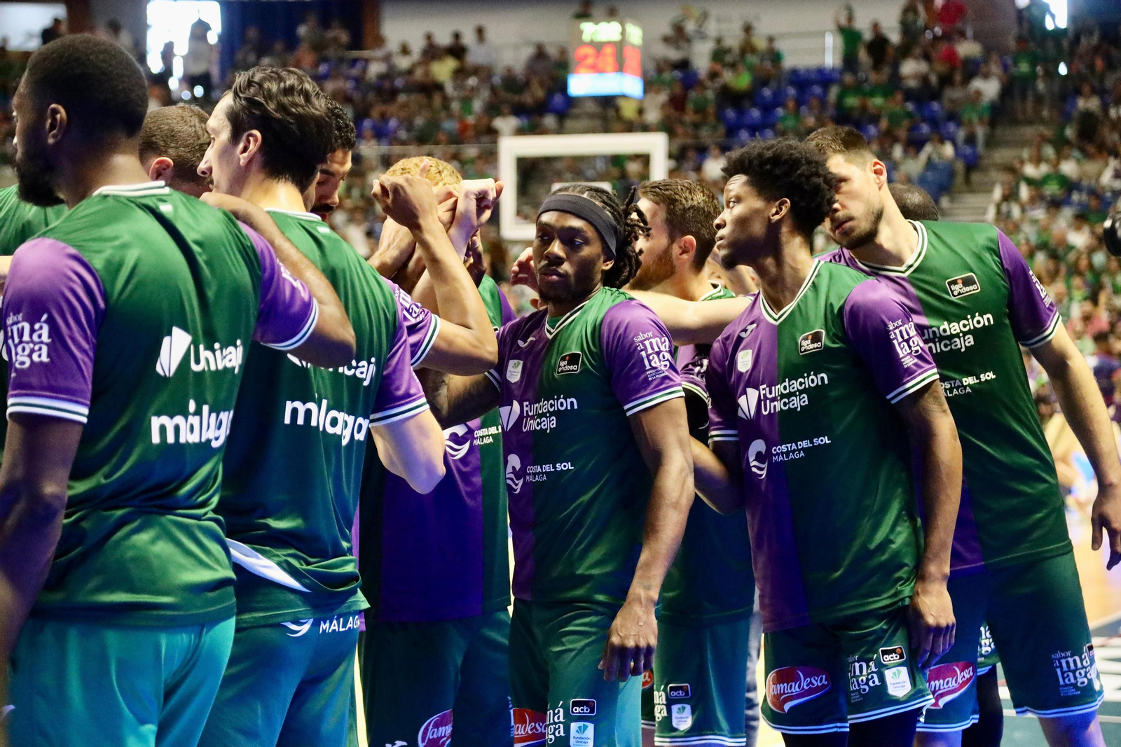 Las fotos de la bandera de campeón de la BCL colgando en el Carpena