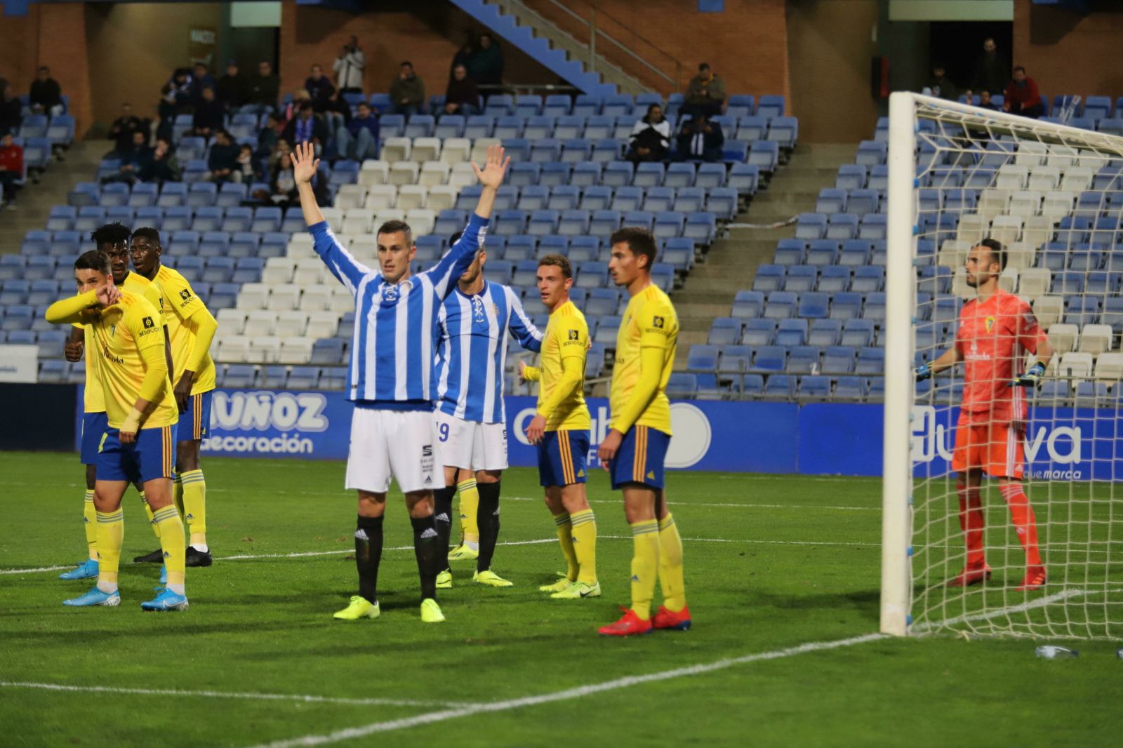 Recre y Cádiz B, en una acción a balón parado.