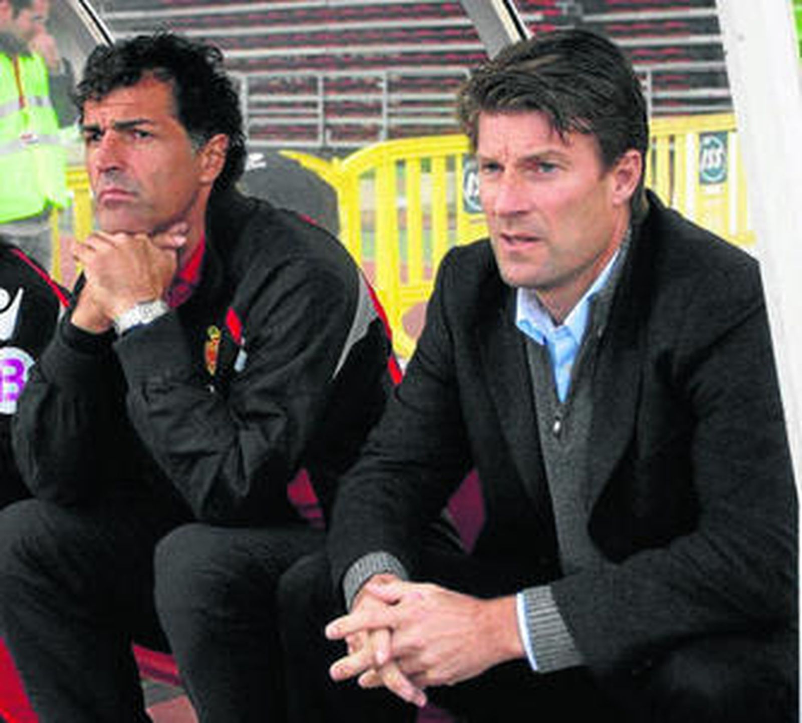 Michael Laudrup, con Nadal en el banquillo bermellón.